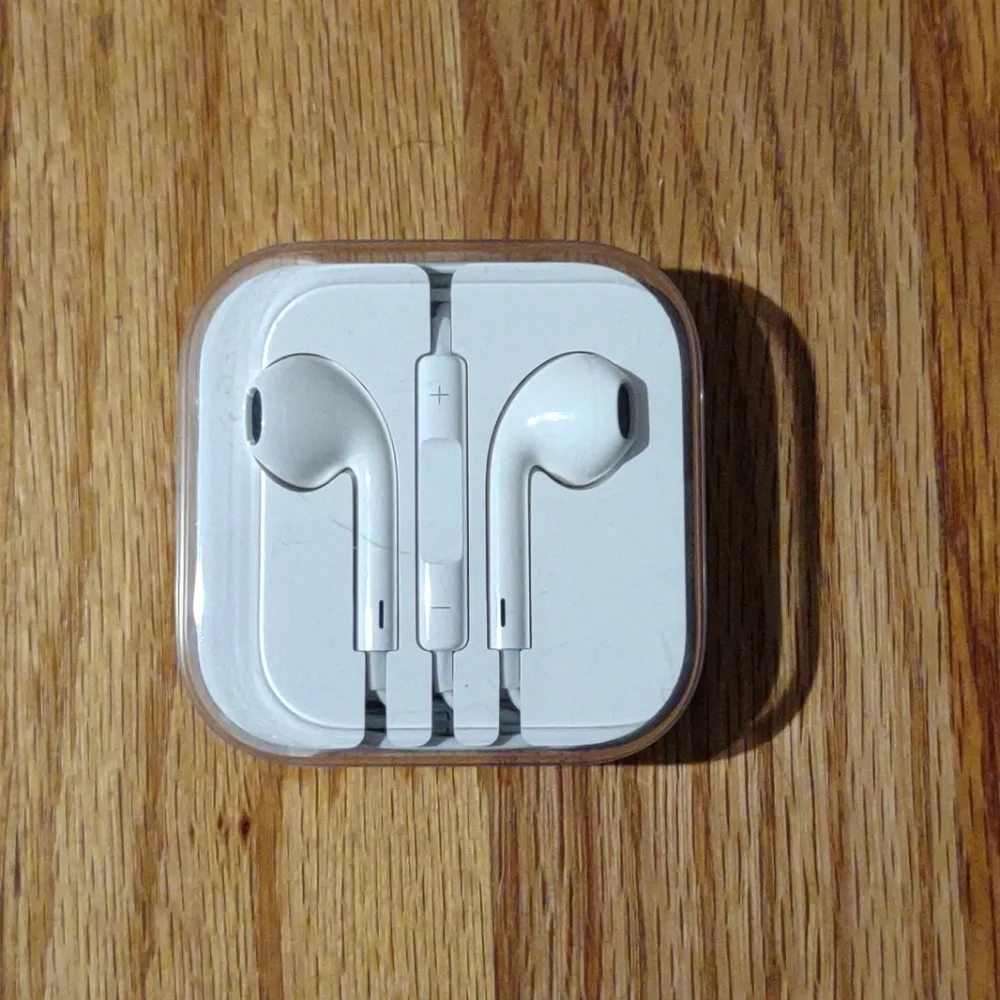 NIB Apple Earbuds w/microphone & headphone jack